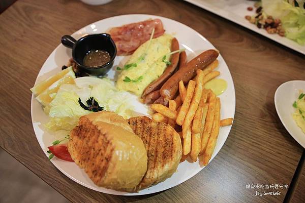 ★食★桃園。豐滿中壢中原店→【豐滿總匯三明治】豐盛又美味的早午餐❤中壢早午餐、咖啡下午茶 @靜兒貪吃遊玩愛分享