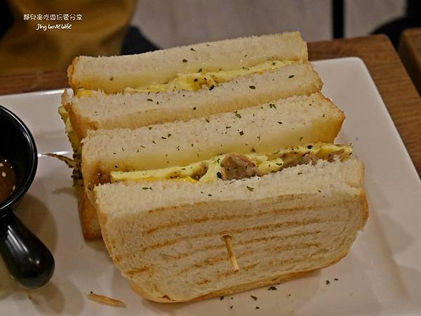 ★食★桃園。豐滿中壢中原店→【豐滿總匯三明治】豐盛又美味的早午餐❤中壢早午餐、咖啡下午茶 @靜兒貪吃遊玩愛分享