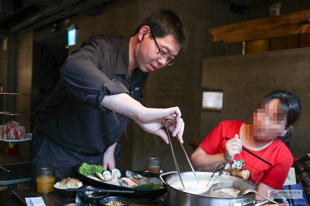 桃園美食-肉多多火鍋-肉食主義的首選台灣火鍋第一品牌/四喜海陸/打卡送肉/生日限定肉蛋糕/生日節慶、朋友聚會最佳首選 @靜兒貪吃遊玩愛分享