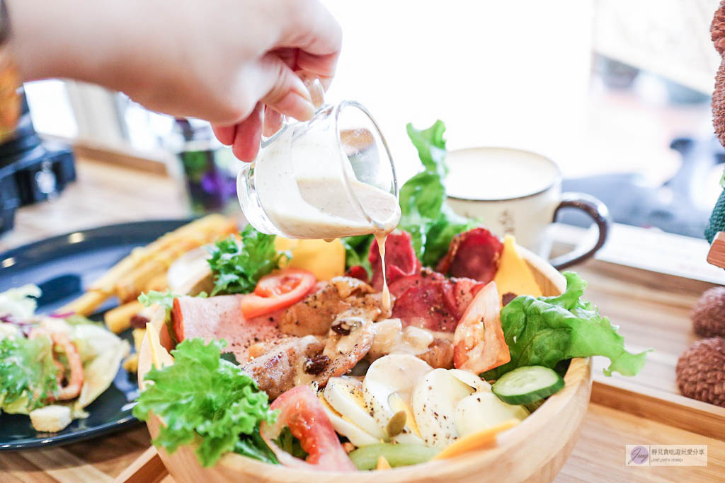 桃園美食-四葉草輕食咖啡-隱藏在優美寧靜小巷中的Brunch/豐盛的木碗沙拉VS法式潛艇堡/平價早午餐/咖啡廳 @靜兒貪吃遊玩愛分享