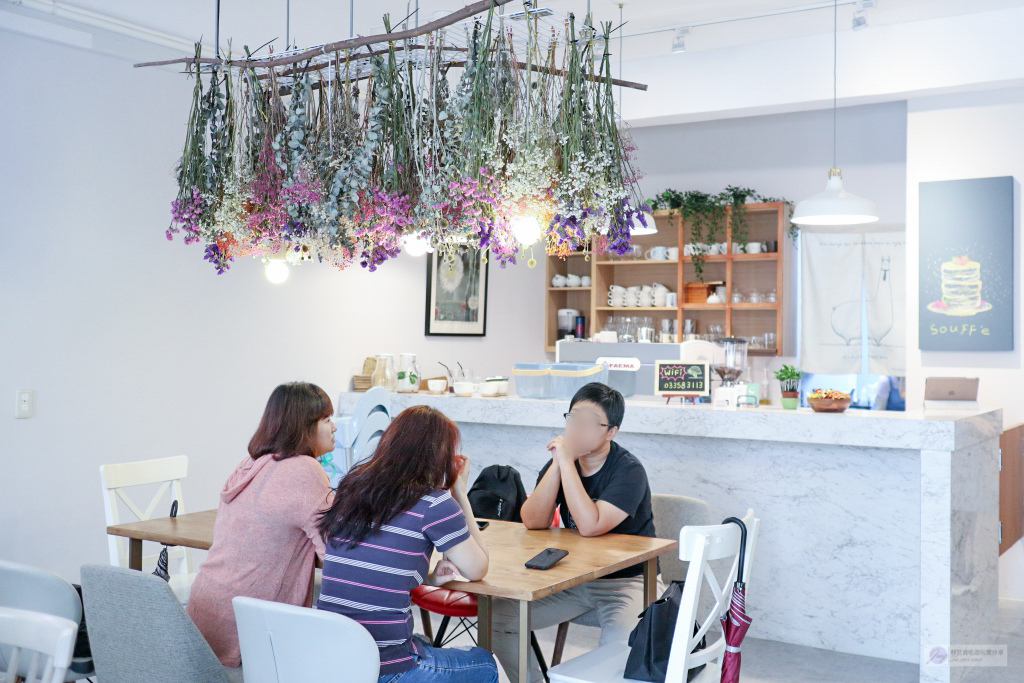 桃園美食-福森院子 Fussen Coffee-韓劇純白色系唯美庭院風格早午餐/都市裡的秘境Brunch/舒芙蕾鬆餅 @靜兒貪吃遊玩愛分享