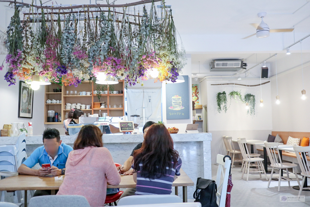 桃園美食-福森院子 Fussen Coffee-韓劇純白色系唯美庭院風格早午餐/都市裡的秘境Brunch/舒芙蕾鬆餅 @靜兒貪吃遊玩愛分享