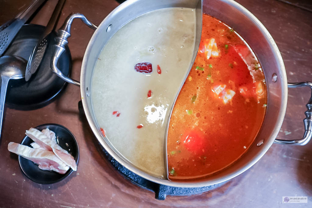 桃園美食-肉多多火鍋-台灣火鍋第一品牌三週年Cp值爆表的套餐只要269元/感動式服務/南洋風湯底新上市/文末兌換14隻鮮甜白蝦電子券(二訪) @靜兒貪吃遊玩愛分享