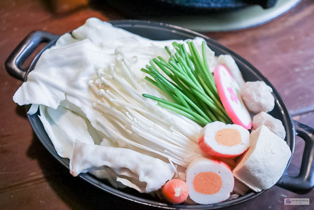 桃園美食-肉多多火鍋-台灣火鍋第一品牌三週年Cp值爆表的套餐只要269元/感動式服務/南洋風湯底新上市/文末兌換14隻鮮甜白蝦電子券(二訪) @靜兒貪吃遊玩愛分享