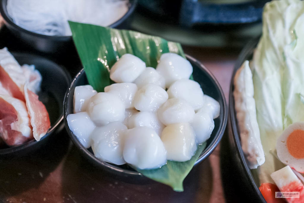 桃園美食-肉多多火鍋-台灣火鍋第一品牌三週年Cp值爆表的套餐只要269元/感動式服務/南洋風湯底新上市/文末兌換14隻鮮甜白蝦電子券(二訪) @靜兒貪吃遊玩愛分享