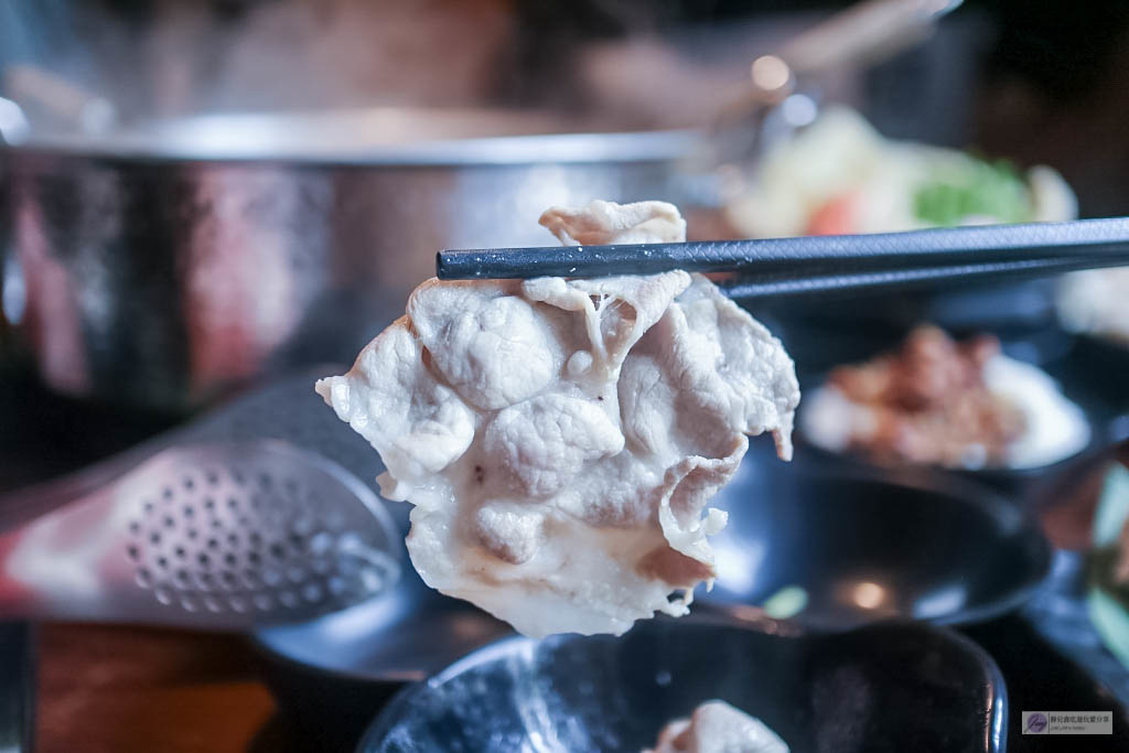 桃園美食-肉多多火鍋-台灣火鍋第一品牌三週年Cp值爆表的套餐只要269元/感動式服務/南洋風湯底新上市/文末兌換14隻鮮甜白蝦電子券(二訪) @靜兒貪吃遊玩愛分享