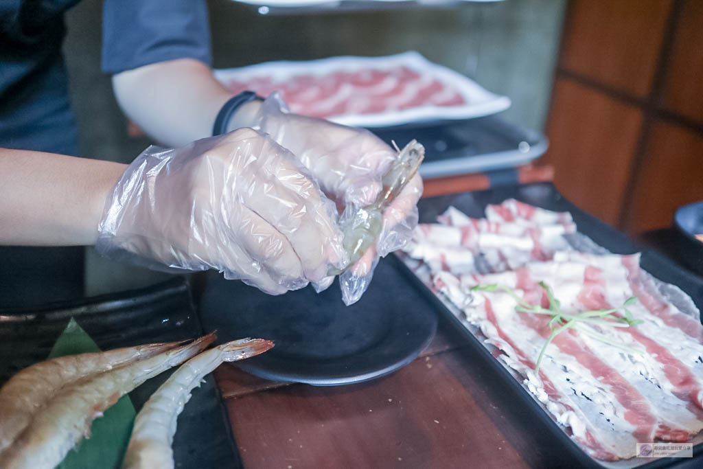 桃園美食-肉多多火鍋-台灣火鍋第一品牌三週年Cp值爆表的套餐只要269元/感動式服務/南洋風湯底新上市/文末兌換14隻鮮甜白蝦電子券(二訪) @靜兒貪吃遊玩愛分享