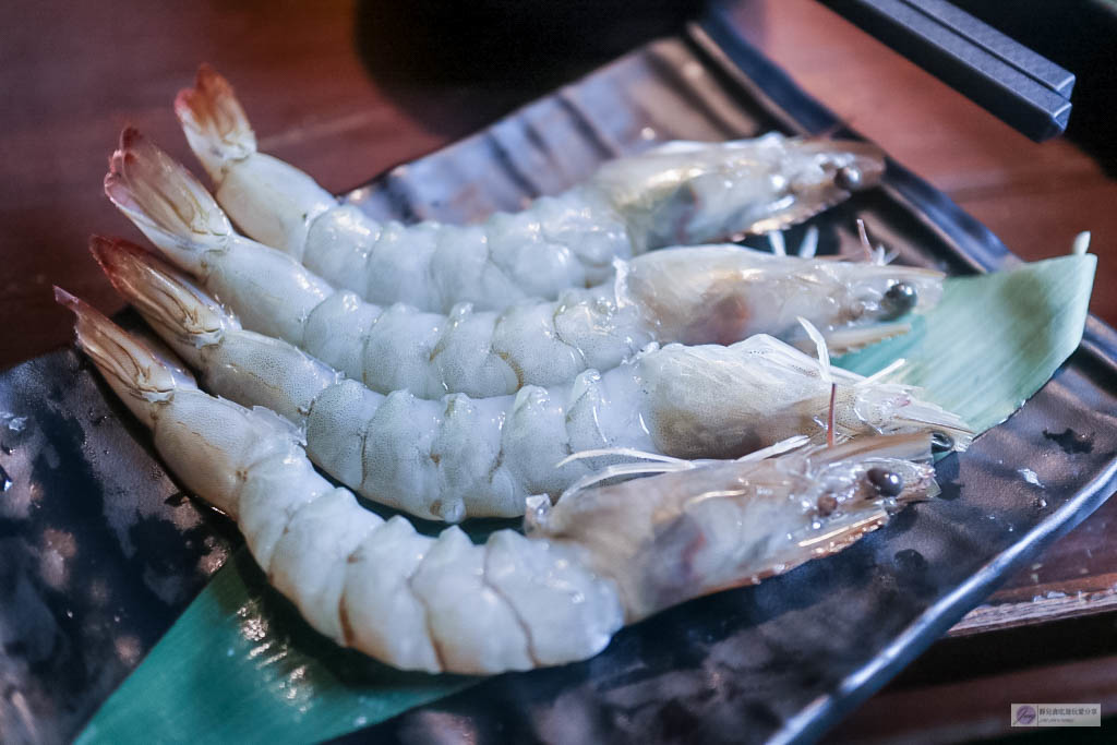 桃園美食-肉多多火鍋-台灣火鍋第一品牌三週年Cp值爆表的套餐只要269元/感動式服務/南洋風湯底新上市/文末兌換14隻鮮甜白蝦電子券(二訪) @靜兒貪吃遊玩愛分享