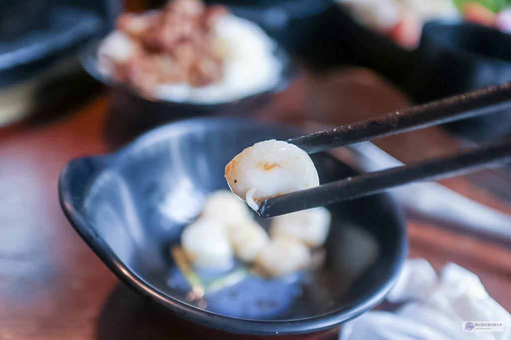 桃園美食-肉多多火鍋-台灣火鍋第一品牌三週年Cp值爆表的套餐只要269元/感動式服務/南洋風湯底新上市/文末兌換14隻鮮甜白蝦電子券(二訪) @靜兒貪吃遊玩愛分享