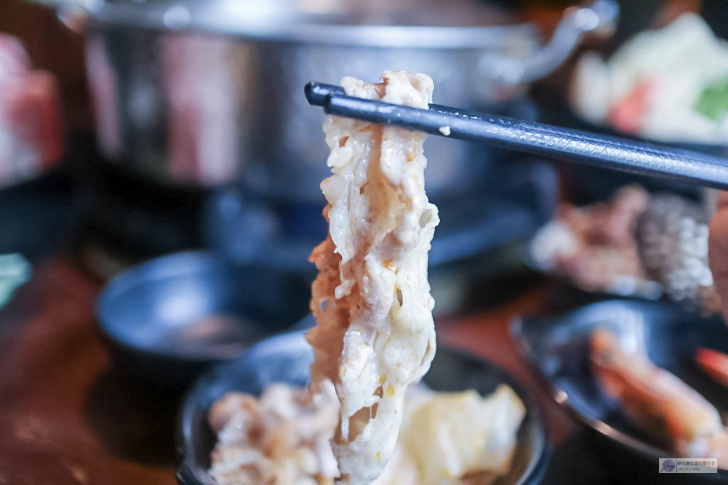 桃園美食-肉多多火鍋-台灣火鍋第一品牌三週年Cp值爆表的套餐只要269元/感動式服務/南洋風湯底新上市/文末兌換14隻鮮甜白蝦電子券(二訪) @靜兒貪吃遊玩愛分享