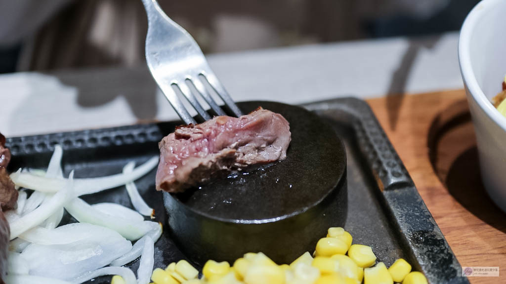 新北中和美食-鬥炙原味炙燒牛排-饕客首選的16oz超厚實安格斯肩胛牛排/冷藏濕式熟成牛排/永安市場站美食 @靜兒貪吃遊玩愛分享