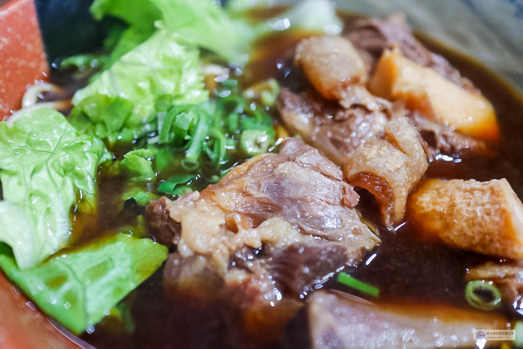 桃園蘆竹美食-東豐庭牛肉麵-現場汆燙美國生牛肉川燙麵/牛肉麵專賣/特力屋店 @靜兒貪吃遊玩愛分享