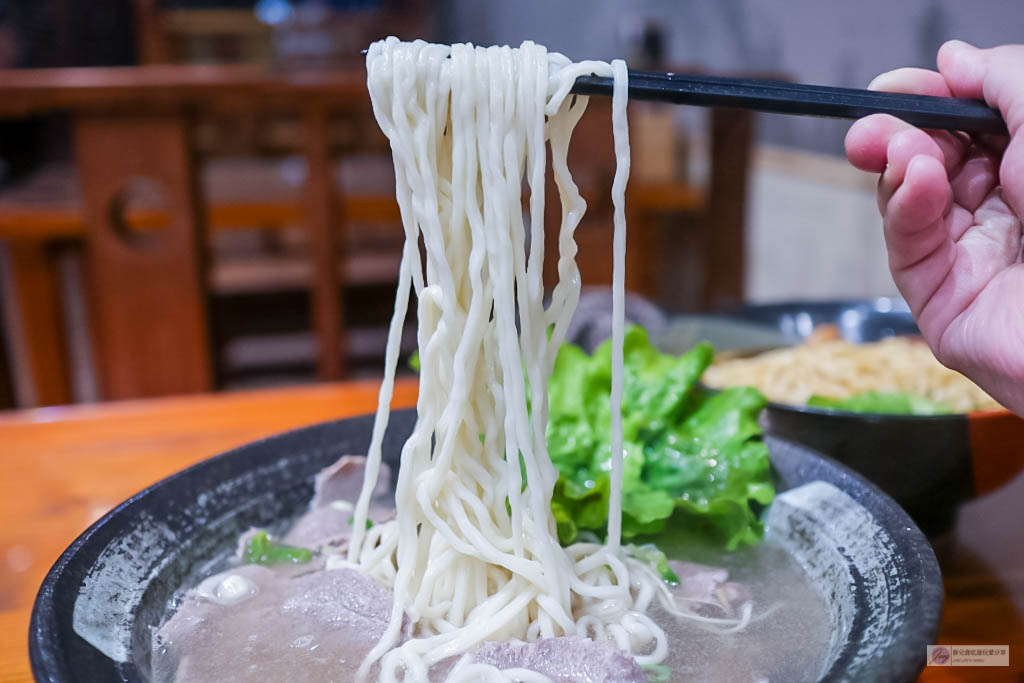 桃園蘆竹美食-東豐庭牛肉麵-現場汆燙美國生牛肉川燙麵/牛肉麵專賣/特力屋店 @靜兒貪吃遊玩愛分享