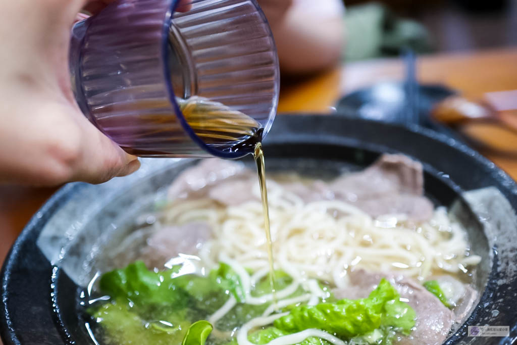 桃園蘆竹美食-東豐庭牛肉麵-現場汆燙美國生牛肉川燙麵/牛肉麵專賣/特力屋店 @靜兒貪吃遊玩愛分享