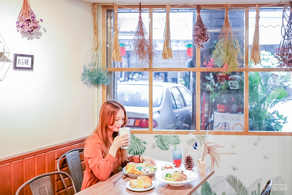 新北新莊美食-倆口The Couple-夢幻暈染漸層玫瑰色的你氣泡飲/隱藏巷弄內的文青風格溫馨手作早午餐 簡餐 義大利麵 複合式餐廳 @靜兒貪吃遊玩愛分享