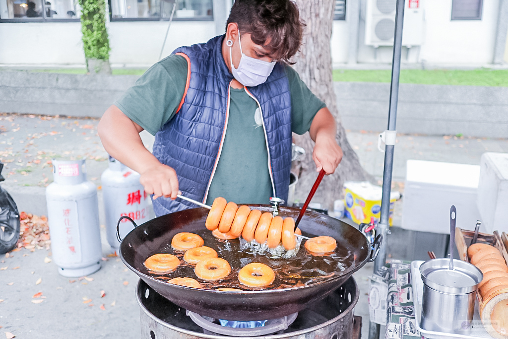 花蓮玉里美食-莉姆姆的歌-排隊銅板美食外酥內Q彈的小米甜甜圈/玉里橋頭臭豆腐對面/食尚玩家推薦美食 @靜兒貪吃遊玩愛分享