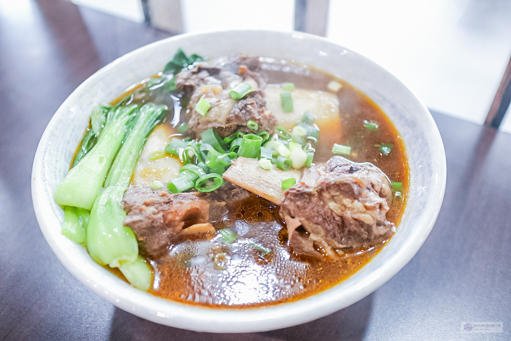 花蓮美食-九條牛牛肉麵-現場汆燙隱藏版牛肉麵VS浮誇系超大塊牛小排牛肉麵/花蓮中山店 @靜兒貪吃遊玩愛分享