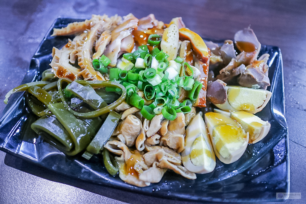 花蓮美食-九條牛牛肉麵-現場汆燙隱藏版牛肉麵VS浮誇系超大塊牛小排牛肉麵/花蓮中山店 @靜兒貪吃遊玩愛分享