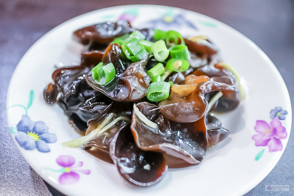 花蓮美食-九條牛牛肉麵-現場汆燙隱藏版牛肉麵VS浮誇系超大塊牛小排牛肉麵/花蓮中山店 @靜兒貪吃遊玩愛分享