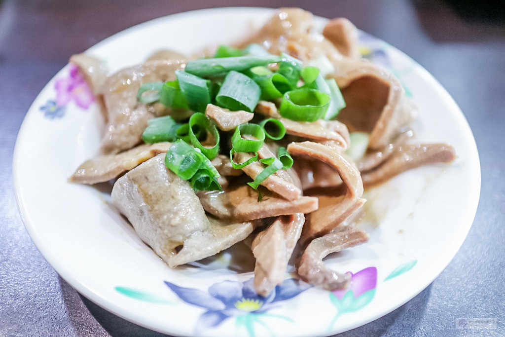 花蓮美食-九條牛牛肉麵-現場汆燙隱藏版牛肉麵VS浮誇系超大塊牛小排牛肉麵/花蓮中山店 @靜兒貪吃遊玩愛分享