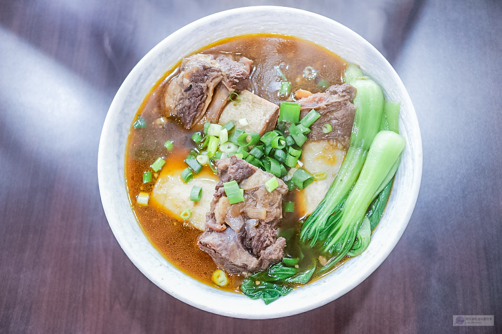 花蓮美食-九條牛牛肉麵-現場汆燙隱藏版牛肉麵VS浮誇系超大塊牛小排牛肉麵/花蓮中山店 @靜兒貪吃遊玩愛分享