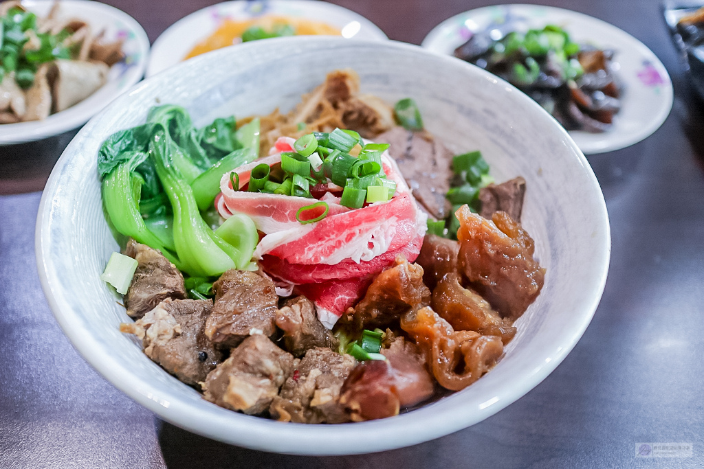 花蓮美食-九條牛牛肉麵-現場汆燙隱藏版牛肉麵VS浮誇系超大塊牛小排牛肉麵/花蓮中山店 @靜兒貪吃遊玩愛分享