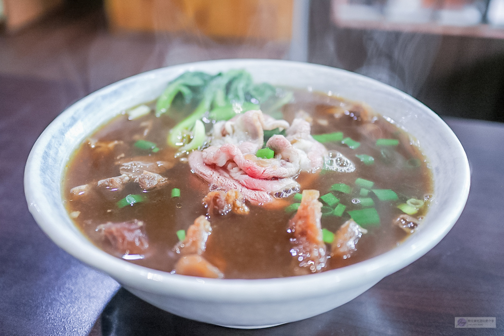 花蓮美食-九條牛牛肉麵-現場汆燙隱藏版牛肉麵VS浮誇系超大塊牛小排牛肉麵/花蓮中山店 @靜兒貪吃遊玩愛分享