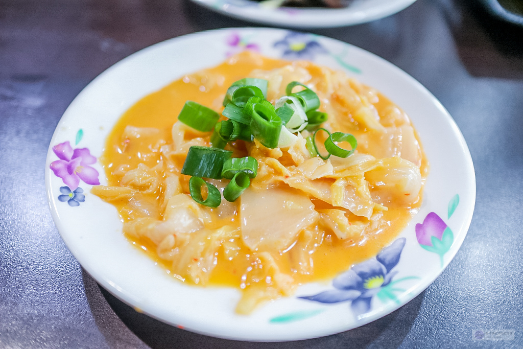 花蓮美食-九條牛牛肉麵-現場汆燙隱藏版牛肉麵VS浮誇系超大塊牛小排牛肉麵/花蓮中山店 @靜兒貪吃遊玩愛分享