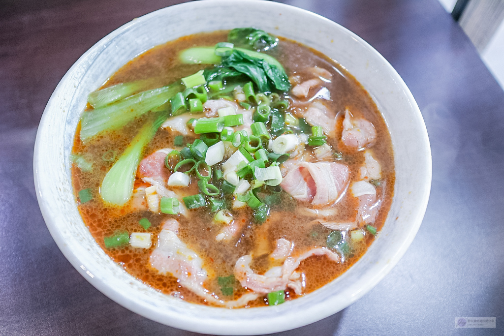 花蓮美食-九條牛牛肉麵-現場汆燙隱藏版牛肉麵VS浮誇系超大塊牛小排牛肉麵/花蓮中山店 @靜兒貪吃遊玩愛分享