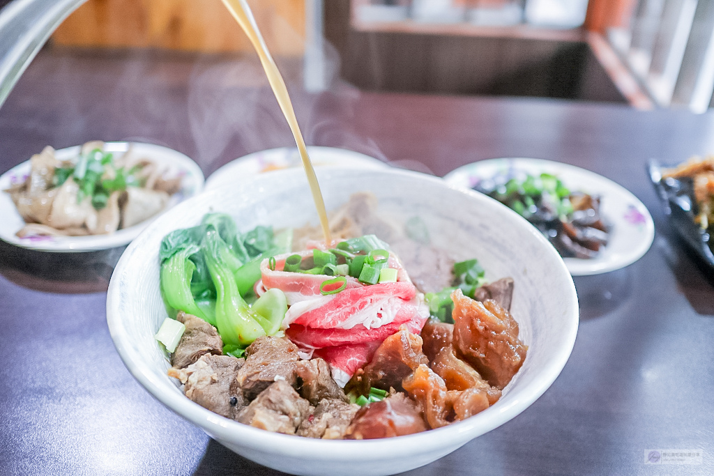 花蓮美食-九條牛牛肉麵-現場汆燙隱藏版牛肉麵VS浮誇系超大塊牛小排牛肉麵/花蓮中山店 @靜兒貪吃遊玩愛分享