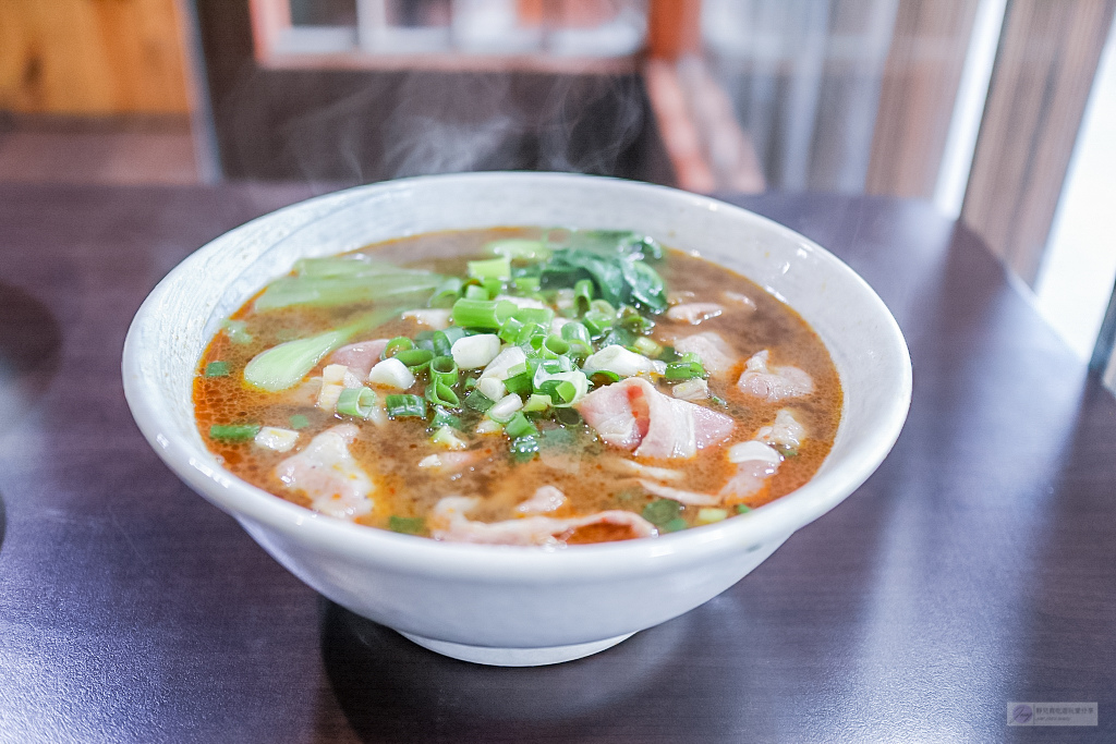 花蓮美食-九條牛牛肉麵-現場汆燙隱藏版牛肉麵VS浮誇系超大塊牛小排牛肉麵/花蓮中山店 @靜兒貪吃遊玩愛分享