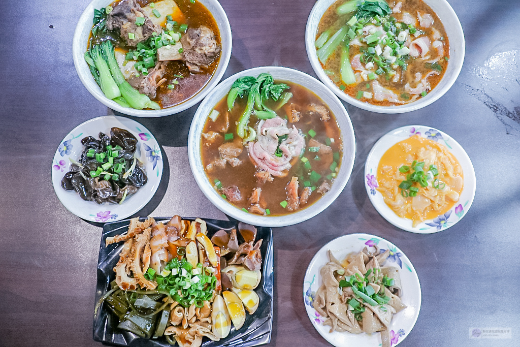 花蓮美食-九條牛牛肉麵-現場汆燙隱藏版牛肉麵VS浮誇系超大塊牛小排牛肉麵/花蓮中山店 @靜兒貪吃遊玩愛分享