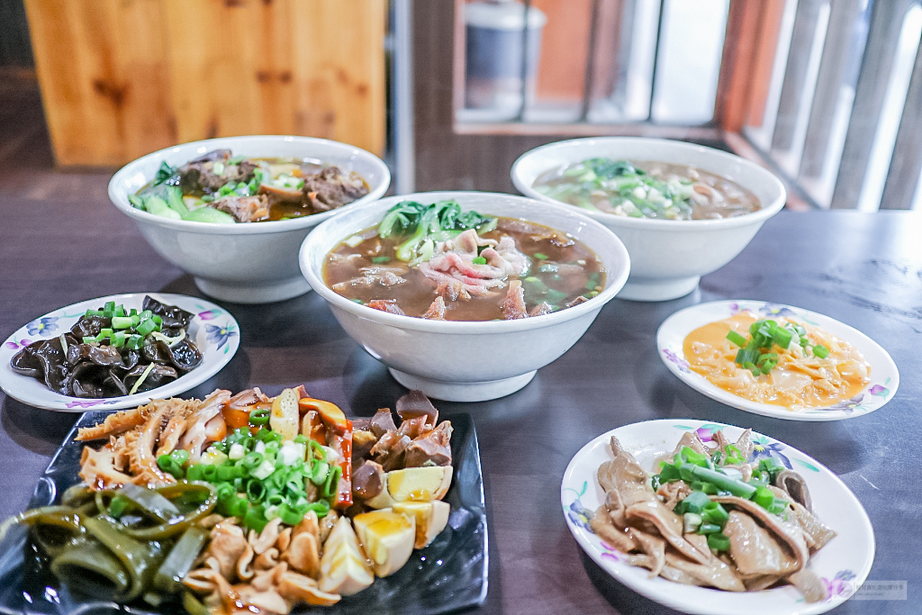 花蓮美食-九條牛牛肉麵-現場汆燙隱藏版牛肉麵VS浮誇系超大塊牛小排牛肉麵/花蓮中山店 @靜兒貪吃遊玩愛分享