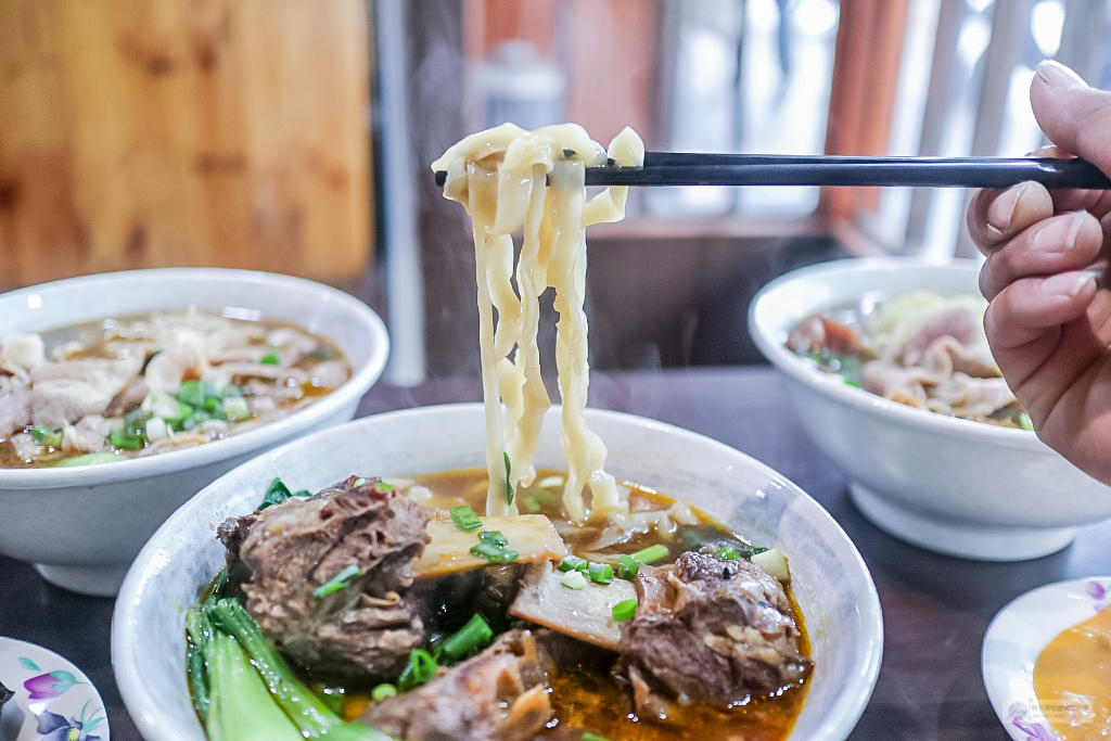 花蓮美食-九條牛牛肉麵-現場汆燙隱藏版牛肉麵VS浮誇系超大塊牛小排牛肉麵/花蓮中山店 @靜兒貪吃遊玩愛分享