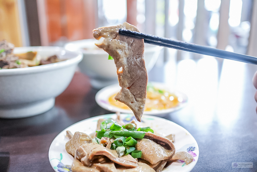 花蓮美食-九條牛牛肉麵-現場汆燙隱藏版牛肉麵VS浮誇系超大塊牛小排牛肉麵/花蓮中山店 @靜兒貪吃遊玩愛分享