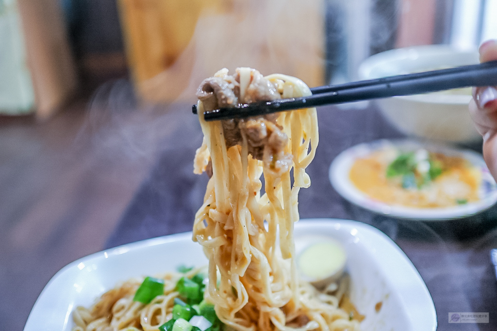 花蓮美食-九條牛牛肉麵-現場汆燙隱藏版牛肉麵VS浮誇系超大塊牛小排牛肉麵/花蓮中山店 @靜兒貪吃遊玩愛分享