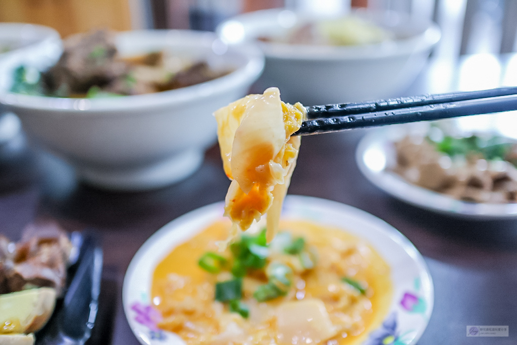 花蓮美食-九條牛牛肉麵-現場汆燙隱藏版牛肉麵VS浮誇系超大塊牛小排牛肉麵/花蓮中山店 @靜兒貪吃遊玩愛分享