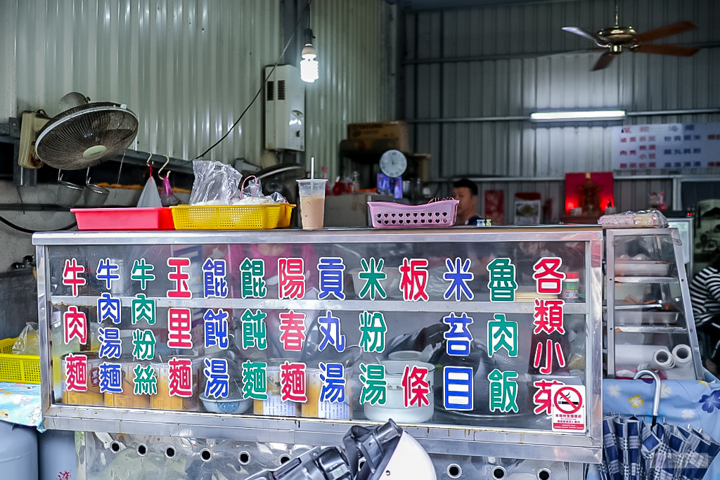 花蓮玉里美食-勤祥麵館-隱藏在玉里市場內在地人最愛的90元超大碗牛肉麵 玉里麵 @靜兒貪吃遊玩愛分享