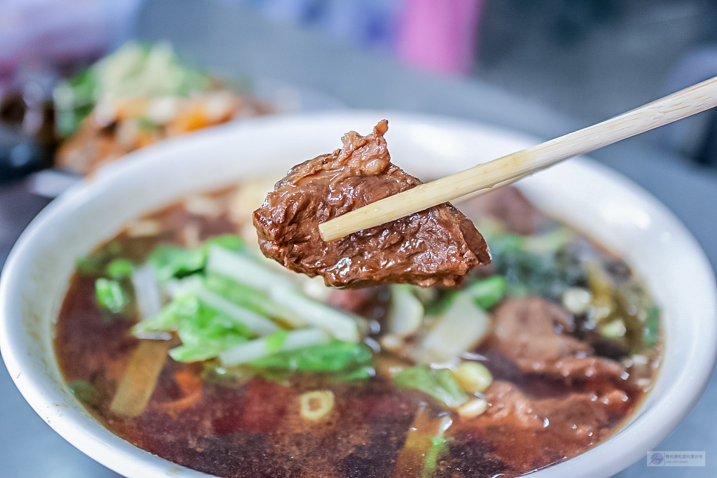 花蓮玉里美食-勤祥麵館-隱藏在玉里市場內在地人最愛的90元超大碗牛肉麵 玉里麵 @靜兒貪吃遊玩愛分享