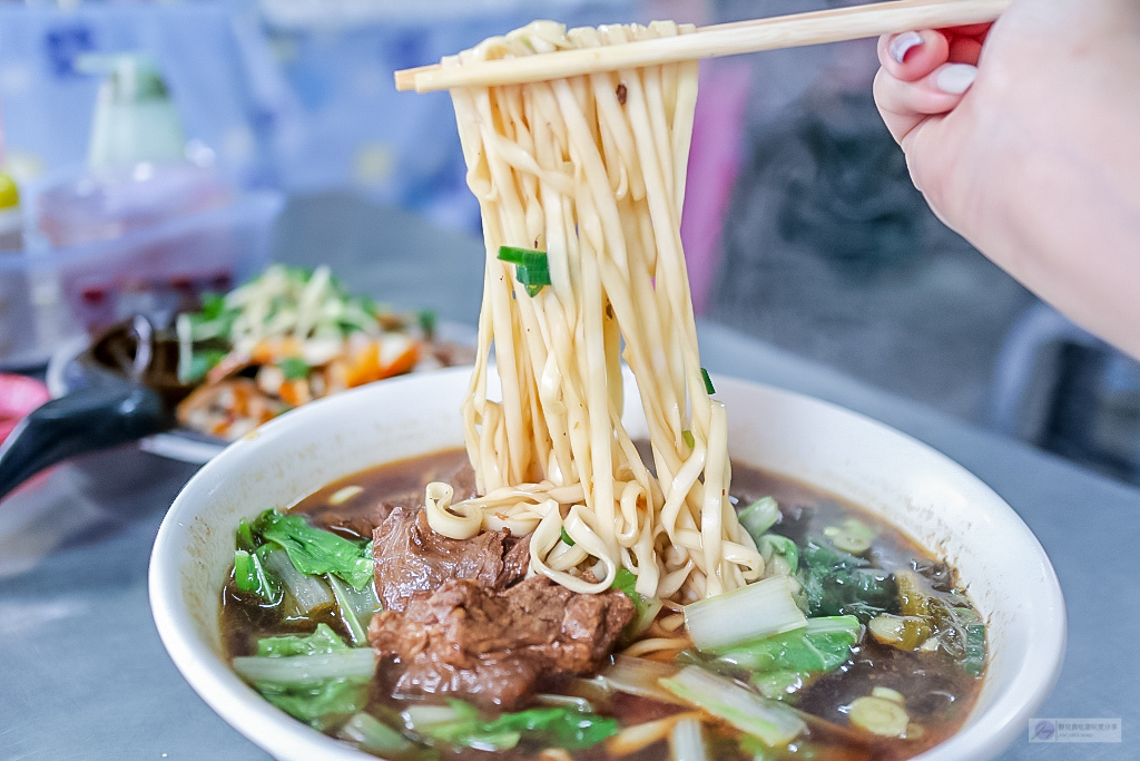 花蓮玉里美食-勤祥麵館-隱藏在玉里市場內在地人最愛的90元超大碗牛肉麵 玉里麵 @靜兒貪吃遊玩愛分享