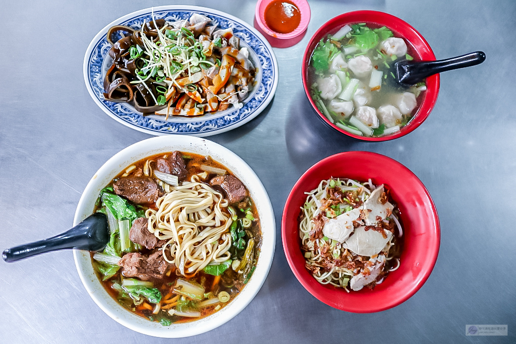 花蓮玉里美食-勤祥麵館-隱藏在玉里市場內在地人最愛的90元超大碗牛肉麵 玉里麵 @靜兒貪吃遊玩愛分享