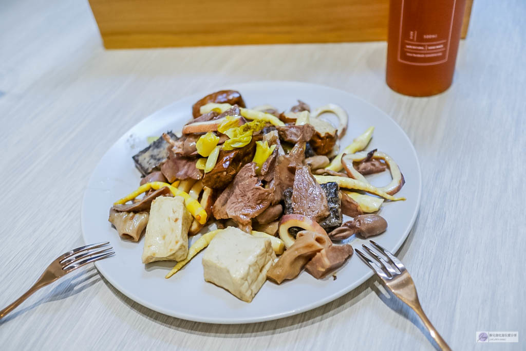 桃園美食-食二 . 冷滷味 麻辣煮-文青風格超入味的冷滷味爆汁黑豆乾/下酒菜追劇必備/ 龍安店 @靜兒貪吃遊玩愛分享