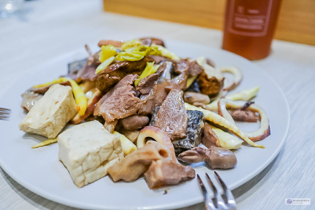 桃園美食-食二 . 冷滷味 麻辣煮-文青風格超入味的冷滷味爆汁黑豆乾/下酒菜追劇必備/ 龍安店 @靜兒貪吃遊玩愛分享