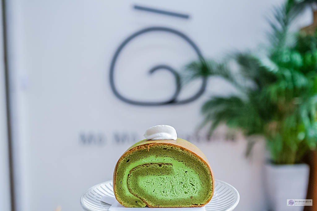 桃園中壢美食- 沫沫生乳捲專門店Mò Mò Patisserie-純白色系文青甜點店/療癒系彩色生乳捲/中原商圈美食 @靜兒貪吃遊玩愛分享