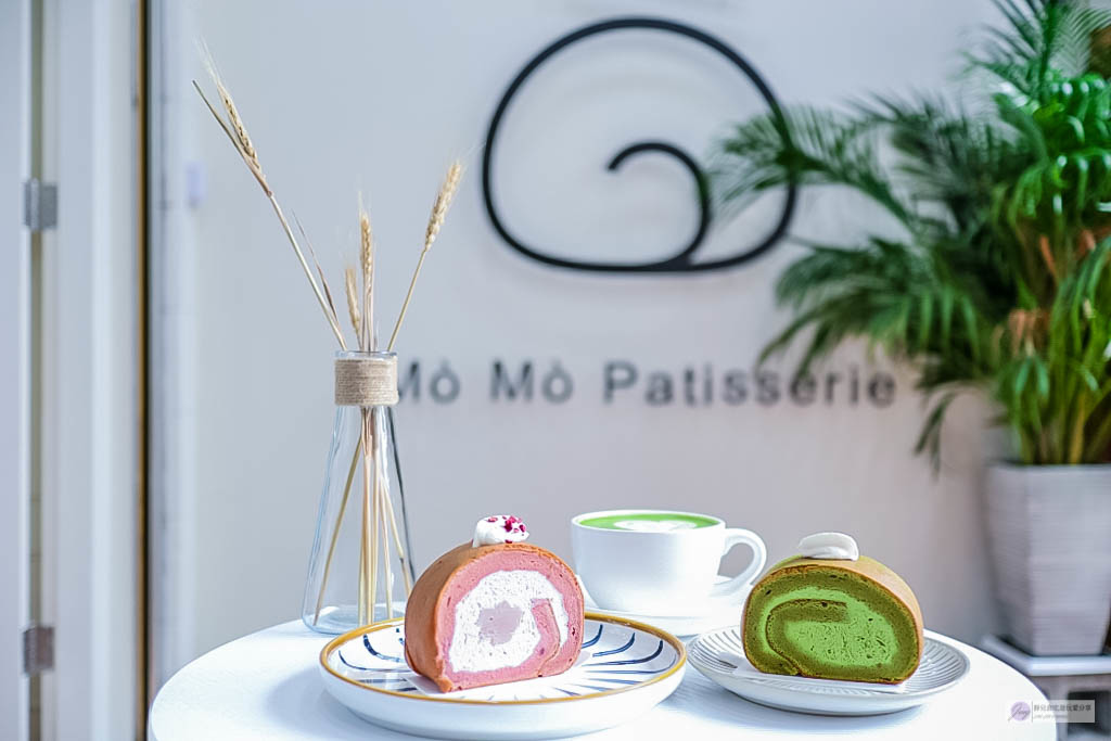 桃園中壢美食- 沫沫生乳捲專門店Mò Mò Patisserie-純白色系文青甜點店/療癒系彩色生乳捲/中原商圈美食 @靜兒貪吃遊玩愛分享