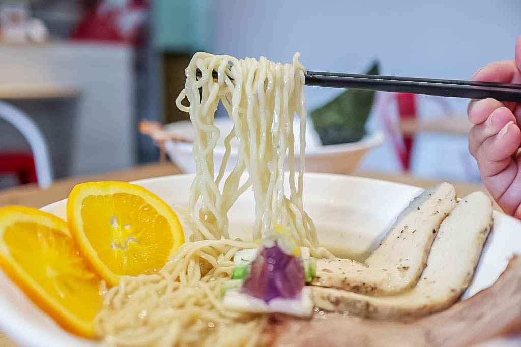 桃園美食-豚戈屋台拉麵-每日限量20碗季節限定清爽的柚子鹽味雞湯拉麵/台灣拉麵 日本拉麵 @靜兒貪吃遊玩愛分享