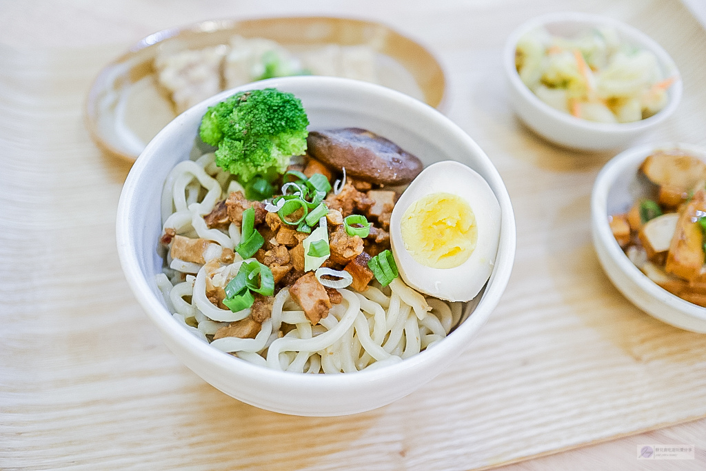 桃園中壢美食-陪我 . 吃麺 hour noodles-韓系風格純白色系文青質感乾拌麵店/乾拌麵 滷味/中壢火車站周邊美食 @靜兒貪吃遊玩愛分享