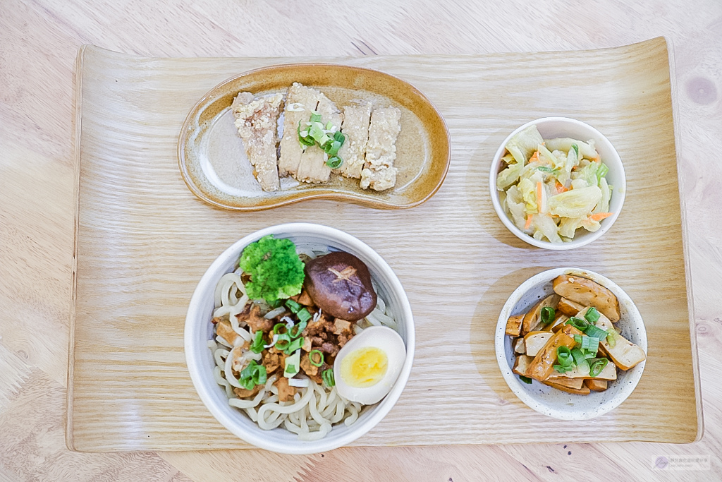 桃園中壢美食-陪我 . 吃麺 hour noodles-韓系風格純白色系文青質感乾拌麵店/乾拌麵 滷味/中壢火車站周邊美食 @靜兒貪吃遊玩愛分享