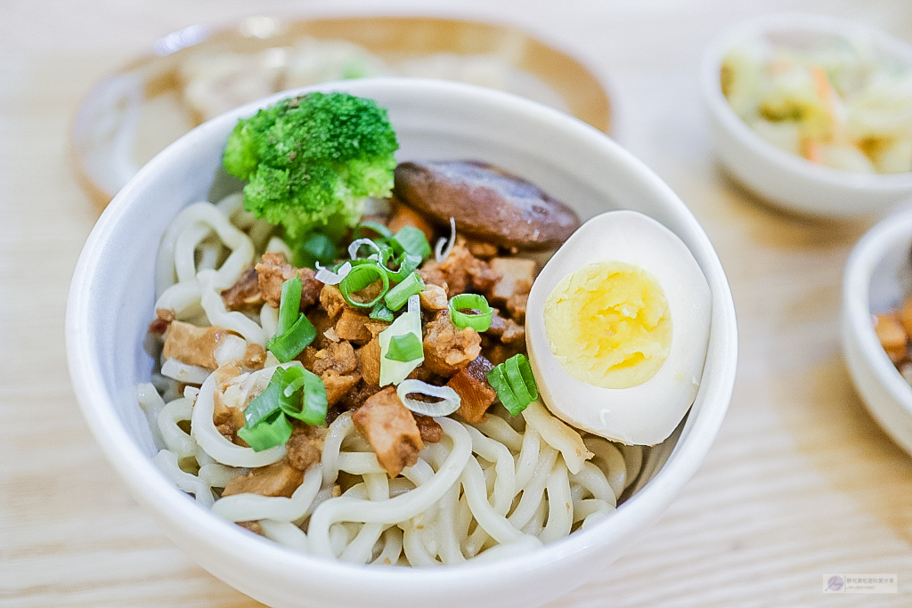 桃園中壢美食-陪我 . 吃麺 hour noodles-韓系風格純白色系文青質感乾拌麵店/乾拌麵 滷味/中壢火車站周邊美食 @靜兒貪吃遊玩愛分享