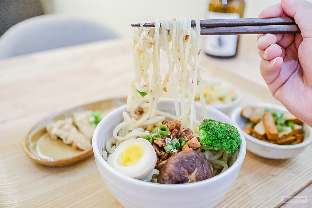 桃園中壢美食-陪我 . 吃麺 hour noodles-韓系風格純白色系文青質感乾拌麵店/乾拌麵 滷味/中壢火車站周邊美食 @靜兒貪吃遊玩愛分享